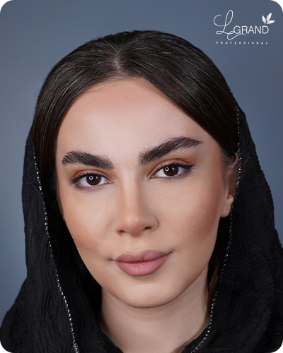 رژگونه 303 لگراند روی پوست روشن