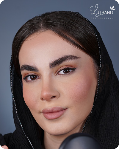 رژگونه-305-لگراند-روی-پوست-روشن