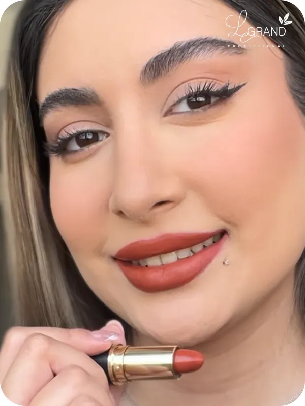 آرایش دخترانه با رژلب قرمز