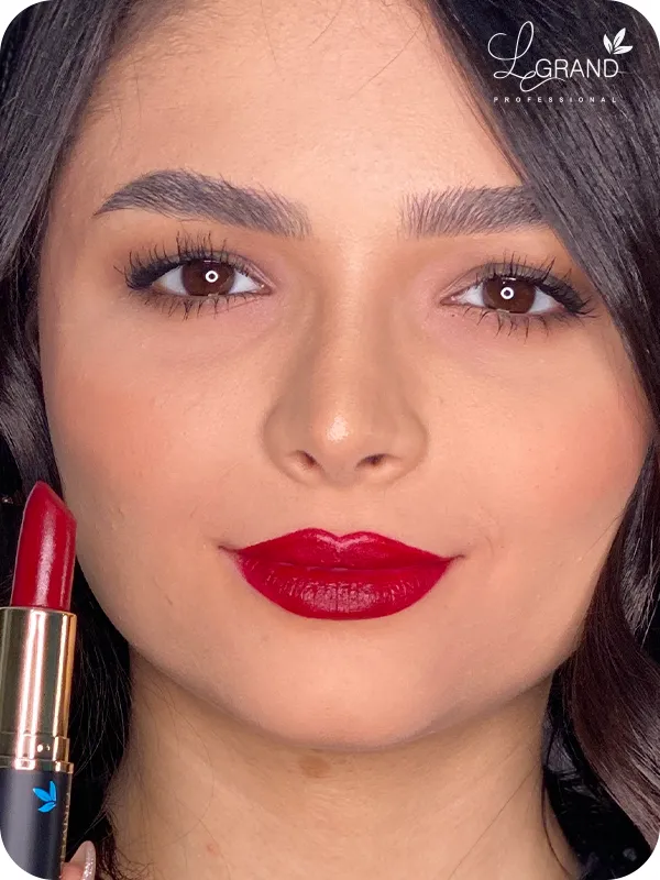 رژ قرمز در آرایش مینیمال