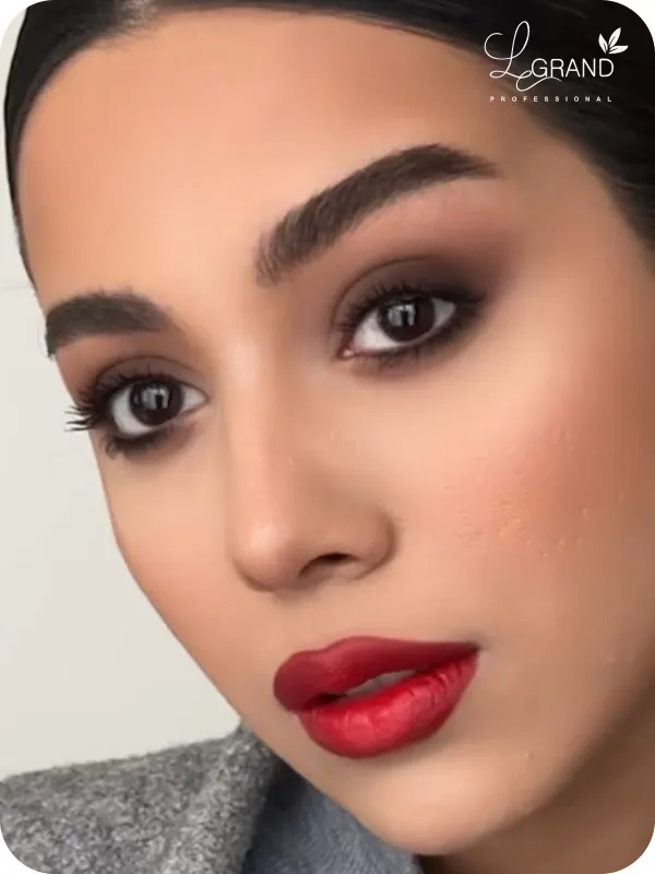 رژلب قرمز با آرایش برنز