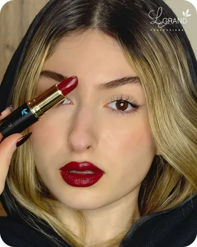 رژلب قرمز با موی بلوند