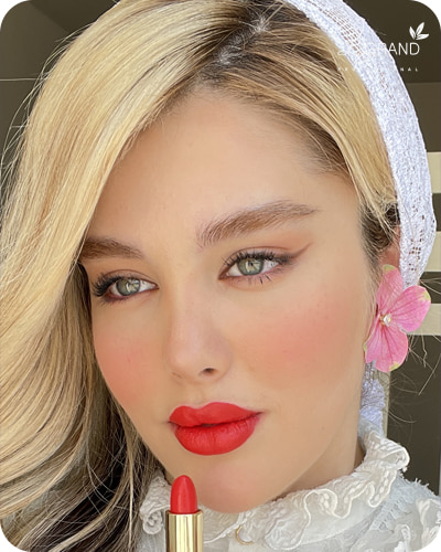 رژلب گوجه ای مناسب لباس سبز