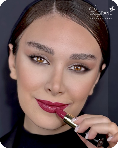 رژلب تمشکی مناسب لباس سبز فیروزه ای