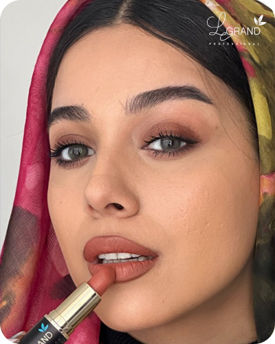 رژلب قهوه ای گوشتی کرم مناسب لباس آبی