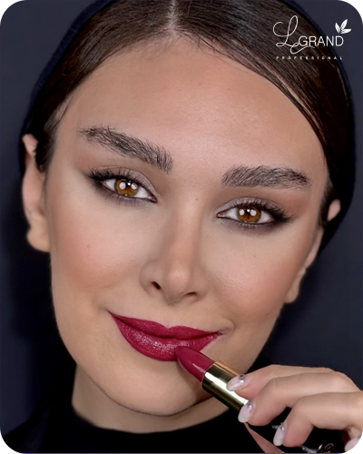 رژلب بنفش بادمجانی برای لباس آبی