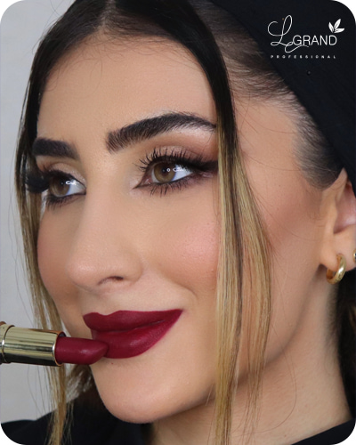 رژلب مناسب لباس آبی بنفش بادمجونی