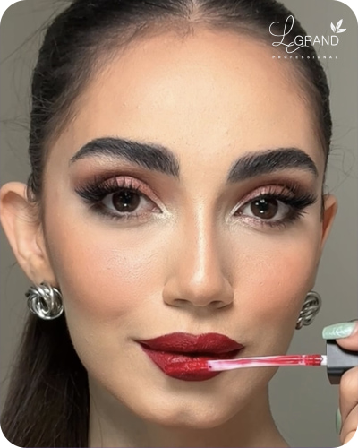 رژلب مناسب لباس آبی قرمز آلبالویی