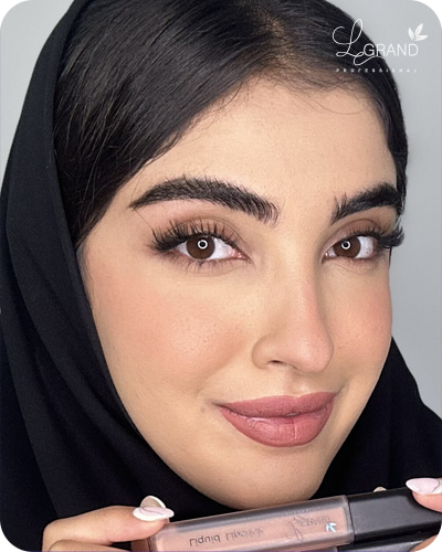 رژلب صورتی یاسی برای لباس آبی