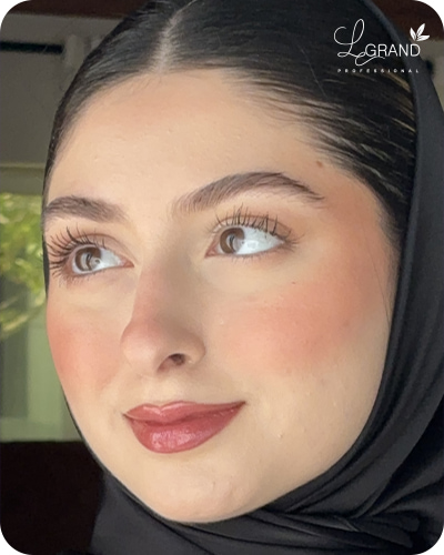 لیپ گلاس صورتی شاین مناسب لباس آبی