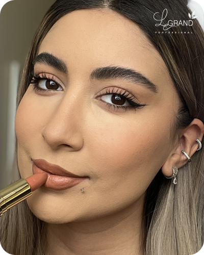 رژگونه 301 مناسب آرایش صورت مربعی